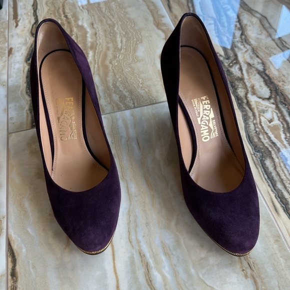 Salvatore Ferragamo Wedge Pumps 9B Plum Purple Suede Gold Chain - Picture 5 of 13